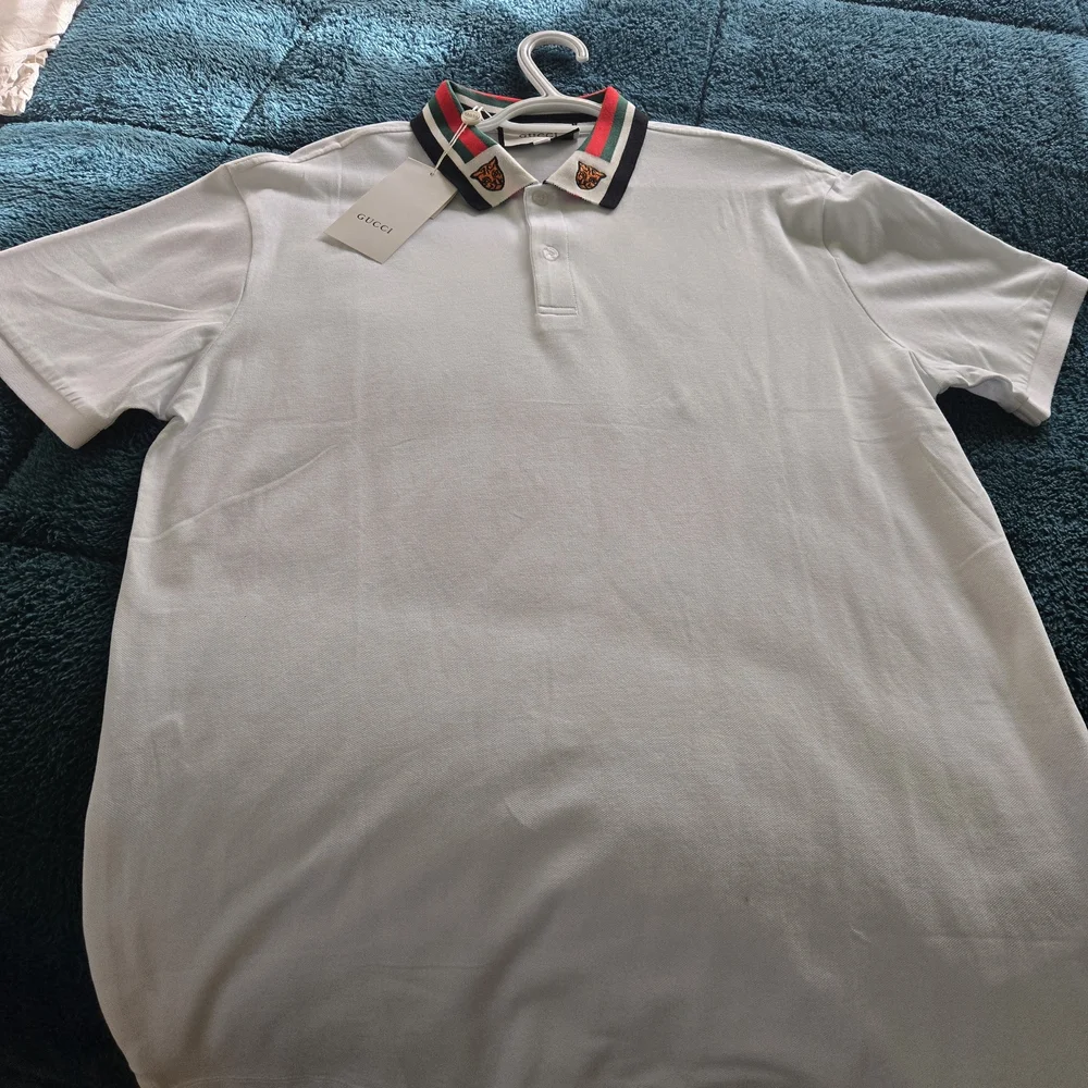 Gucci White Polo with Green-Red-Black Stripe Collar and Embroidered Tiger - Picture 2 of 2